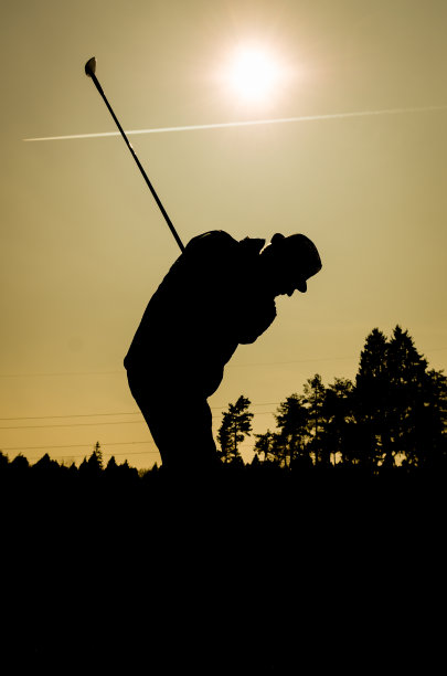 老人打高尔夫球的剪影。老年人图片下载