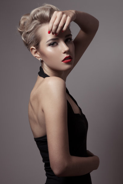 美丽的金发美女。复古的时尚形象。图片下载