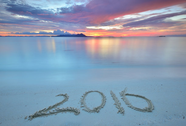 2016年新年的数字写在日落的沙子上图片下载