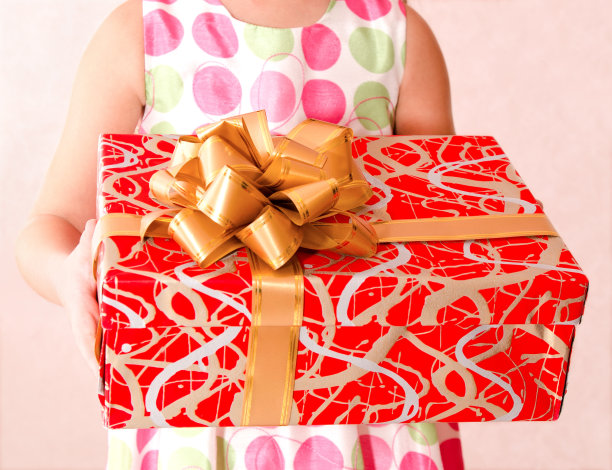 小女孩拿着圣诞礼盒在前台图片下载
