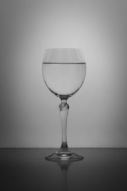 水晶玻璃与水隔离在灰色背景图片下载