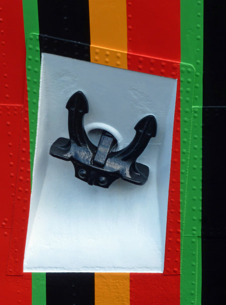 船锚在多色船体上图片下载