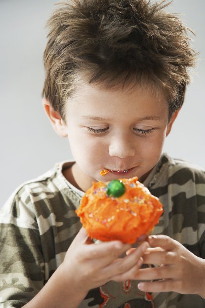 小男孩在吃纸杯蛋糕图片下载