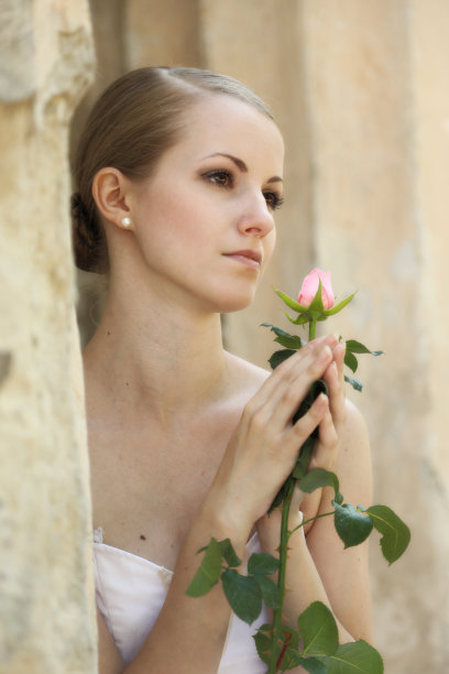 美丽的芭蕾舞女演员在古老的柱廊图片下载