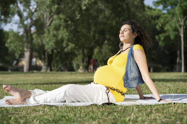 孕妇在户外图片下载