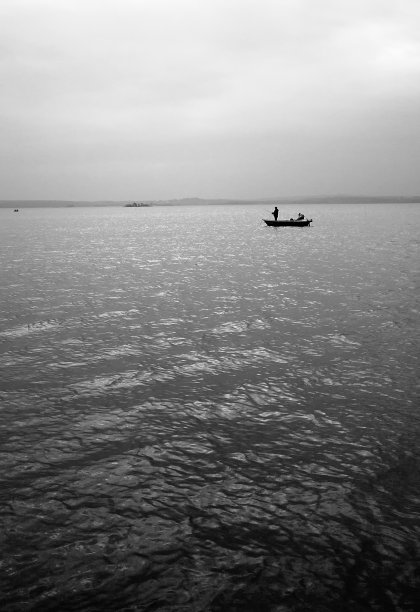 湖上黑白相间的风景图片下载