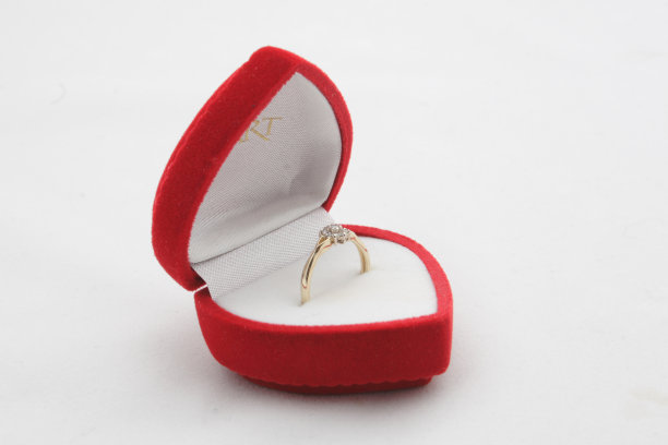 红盒子里的结婚戒指图片下载