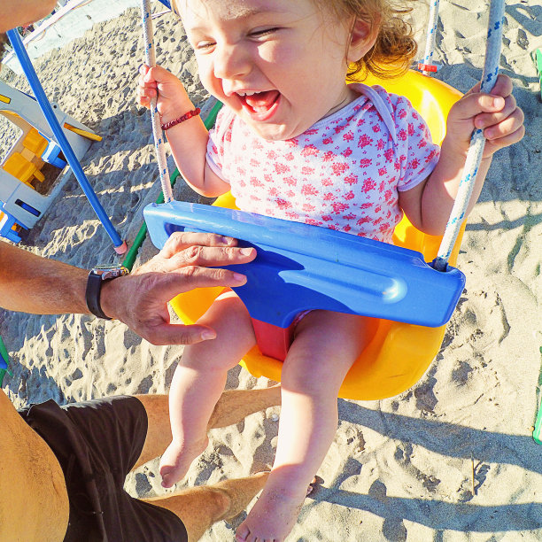 微笑的女儿和爸爸荡秋千图片下载