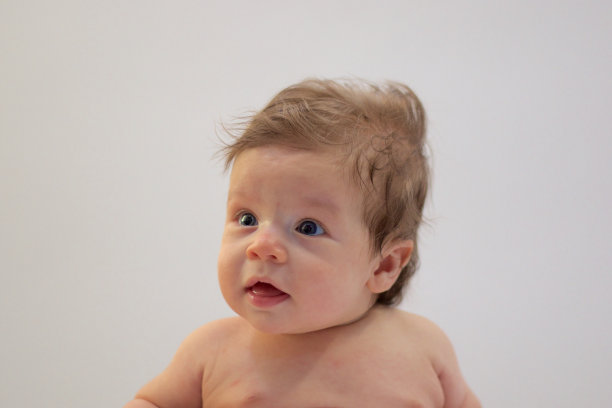 坐着小男孩图片下载