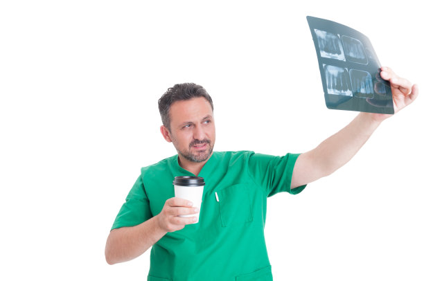 医生在休息时间读x光片图片下载