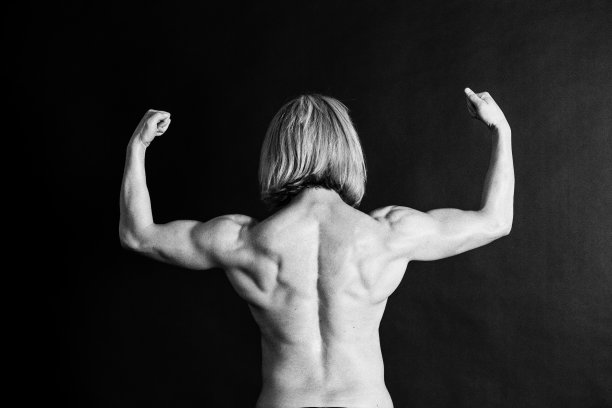 肌肉女孩背部照片在b/w图片下载