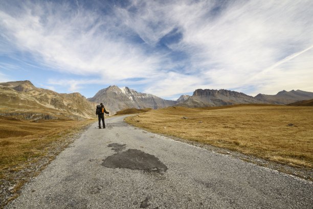 路上的徒步旅行者图片下载