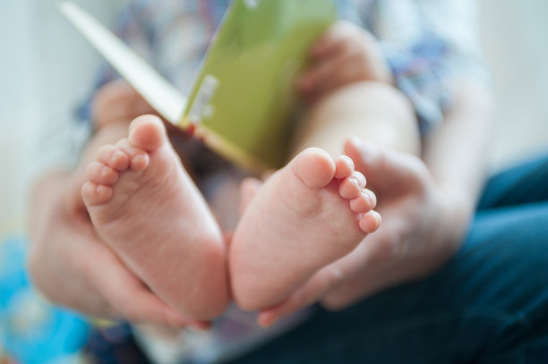 母亲抱着儿子的脚图片下载