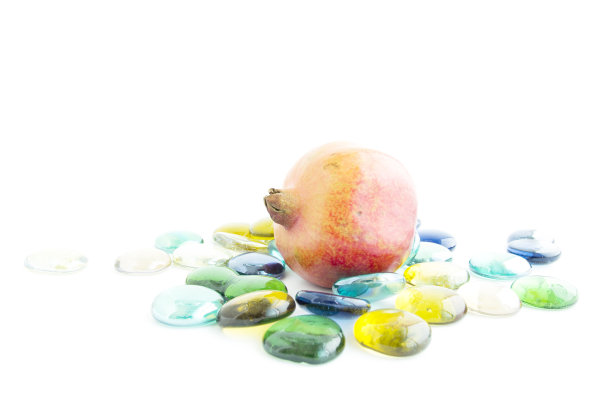 抽象彩岩上的石榴图片下载