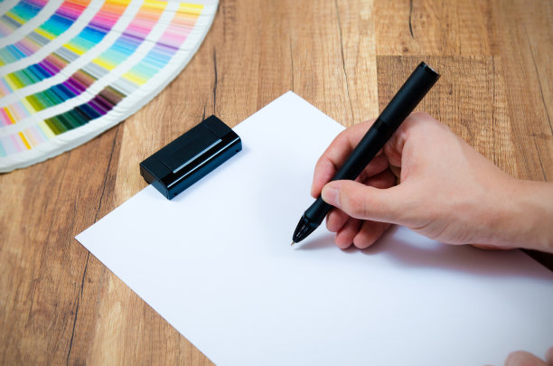 图形设计师工作与现代数字化笔图片下载