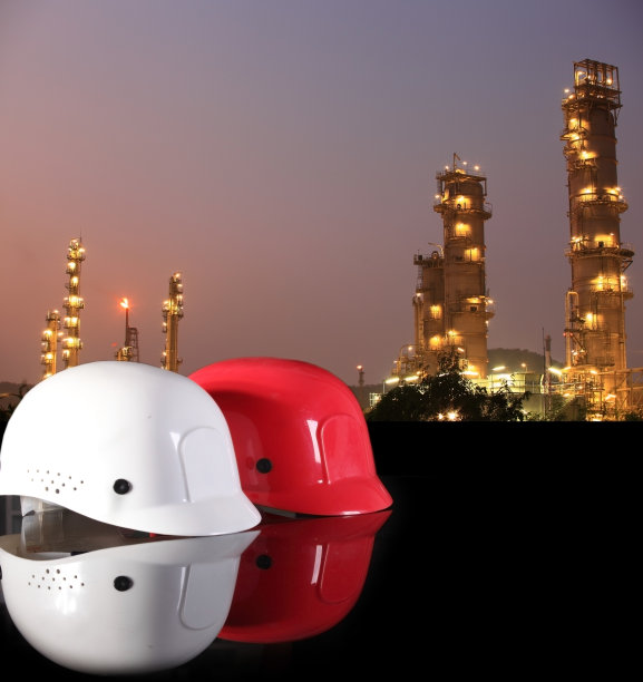 炼油厂美丽灯光下的安全帽图片下载