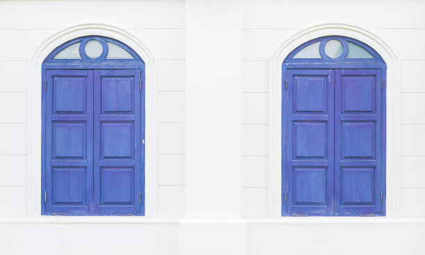 双蓝色的窗户图片下载