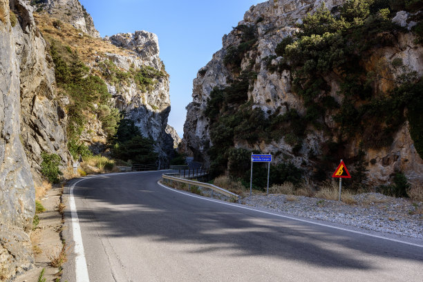 希腊克里特岛，穿过Kotsifouu峡谷的柏油路图片下载