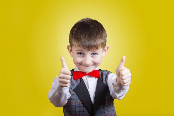 快乐小男孩竖起大拇指的肖像图片下载