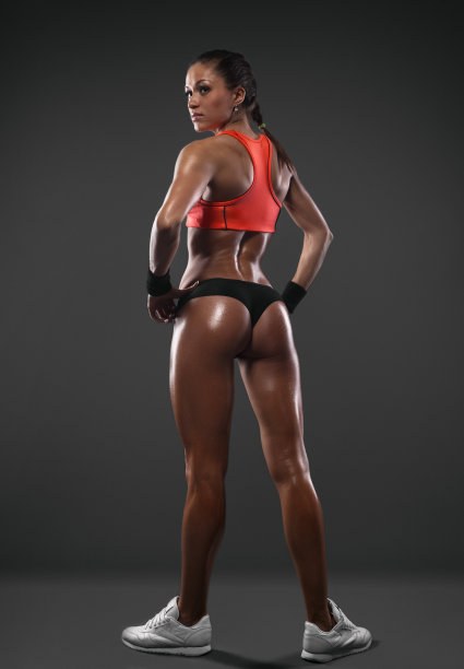 运动的年轻女子显示背部肌肉图片下载