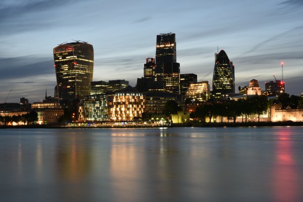 夜晚的伦敦摩天大楼图片下载