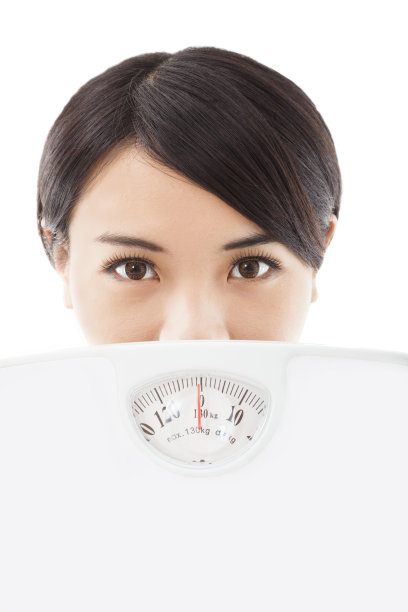 手持天平的美丽年轻女子图片下载