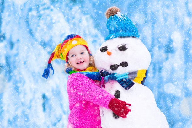快乐的小女孩在玩雪人素材图片
