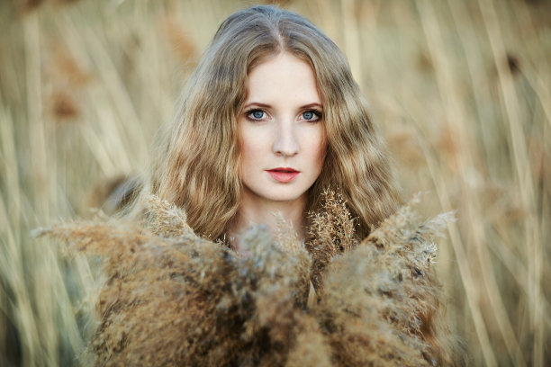 夏日田野上的美女。晴天照片图片下载