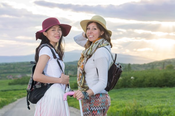 路上的闺蜜图片下载