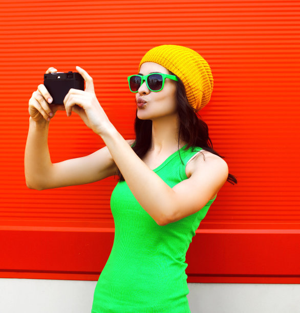 时尚，夏天，科技和人的概念-相当酷的女孩图片下载