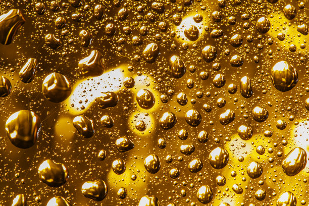 黄色的水珠落在水面上图片下载