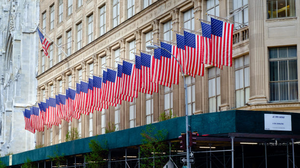 纽约萨克斯第五大道上一排排美国国旗图片下载