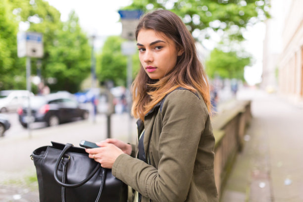 城里的女孩图片下载