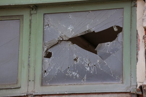 损坏的窗户图片下载