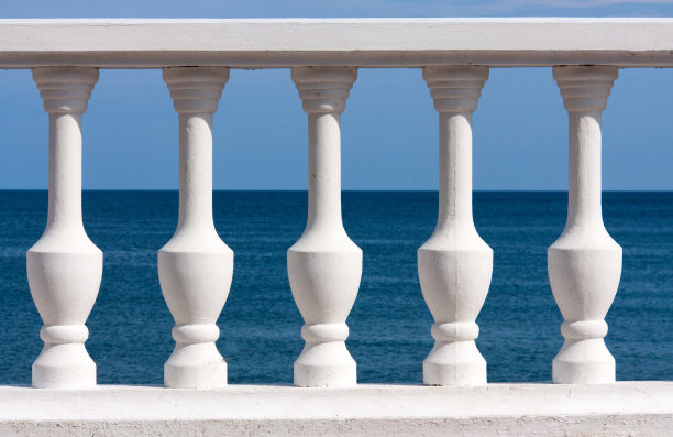 海和天空背景上的白色栏杆图片下载