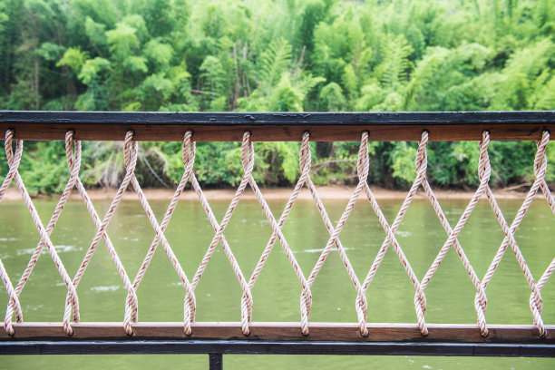 以河流为背景的绳索栏杆图片下载