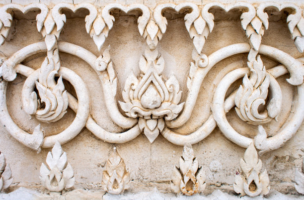 泰国寺庙的白色泰国艺术灰泥墙图片下载