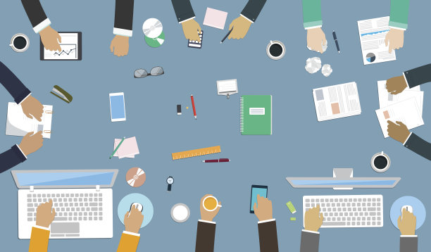 办公桌边的团队合作。互动手在工作中。图片下载