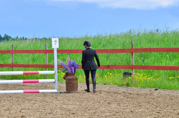 女人在骑马场散步图片下载