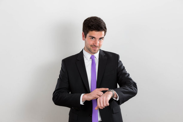 商人指着他的手表微笑着图片下载