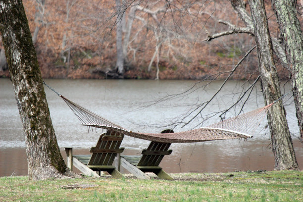 湖边吊床和椅子图片下载