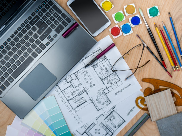 艺术工作台与笔记本电脑和蓝图/房地产业务概念图片下载