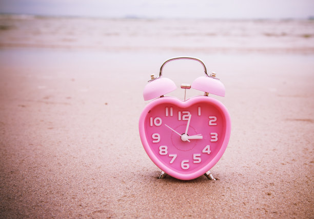 沙滩上的闹钟，复古风格图片下载
