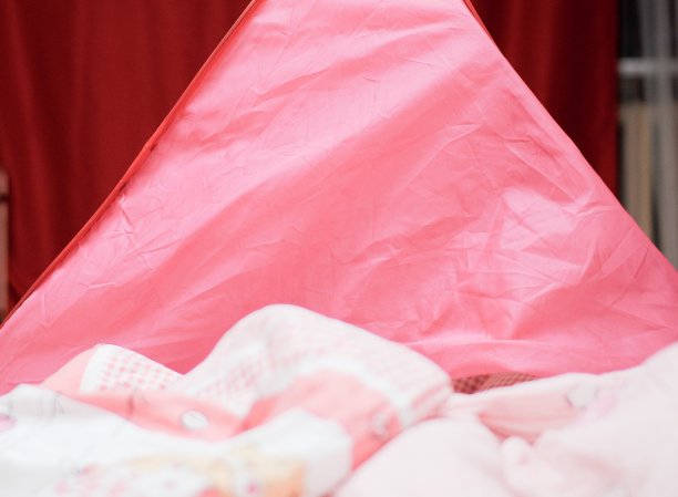 《小木屋女孩》的背景图片下载