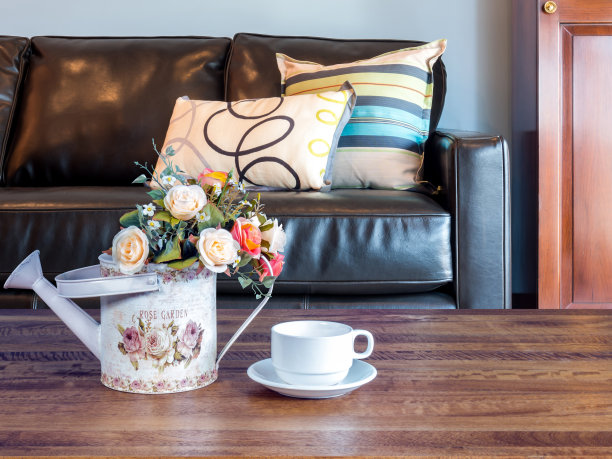 木桌面上的人造花瓶和咖啡杯图片下载