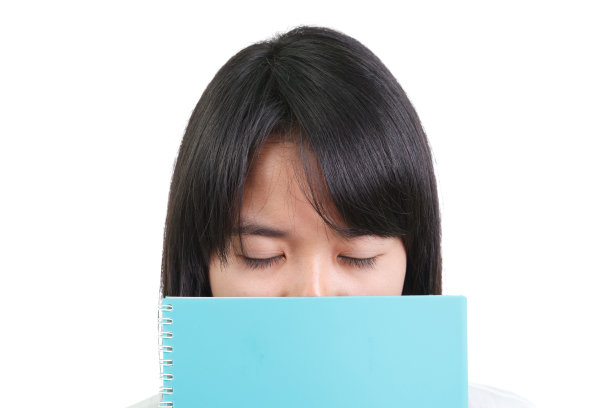 年轻女子在读书图片下载