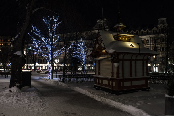 赫尔辛基夜景： Esplanadi Esplanadparken公园图片下载