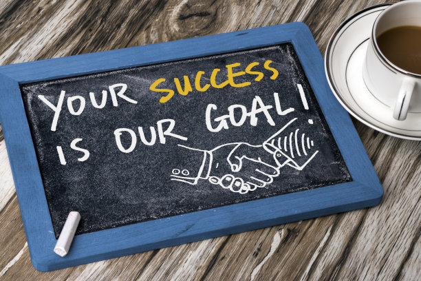 你的成功就是我们用粉笔在木桌上的目标图片下载