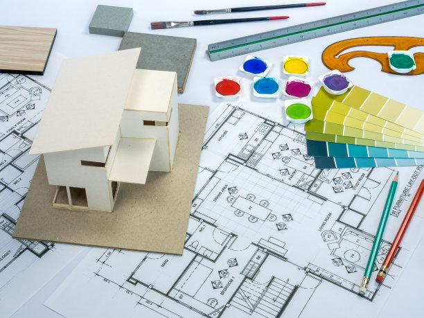 建筑师，室内设计师工作台与家庭模型，绘制草图图片下载