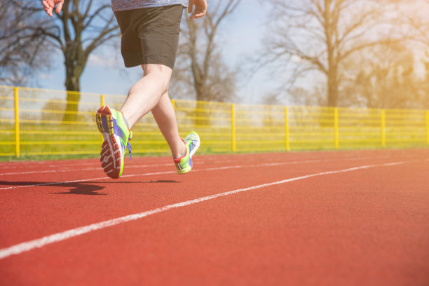 跑步者的腿在移动图片下载